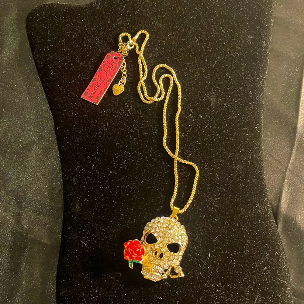 NWT Betsey Johnson Enamel Crystal Rose Flower Skull Pendant Necklace